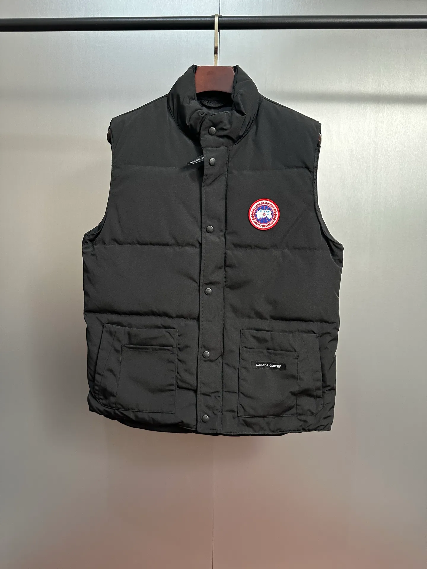 P520 Canada Goose down vest, dark gray and versatile, warm and stylish, easily adaptable to many styles, great for layering in autumn and winter~ There is only one protagonist in autumn and winter every year, and that is the goose. Any other category is a supporting role. Super stylish, simple and versatile, a must-buy item in autumn and winter. This excellent down vest can be freely layered with various clothes, it can be worn with T-shirts, sweaters, sweaters, and thin cotton, and it is made of wear-resistant fabric without being pretentious! Color: black, gray, white Size: XS, S, M, L, XL, XXL